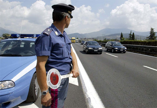 Nuovo codice della strada. Poliziotto con paletta in posto di blocco autostradale